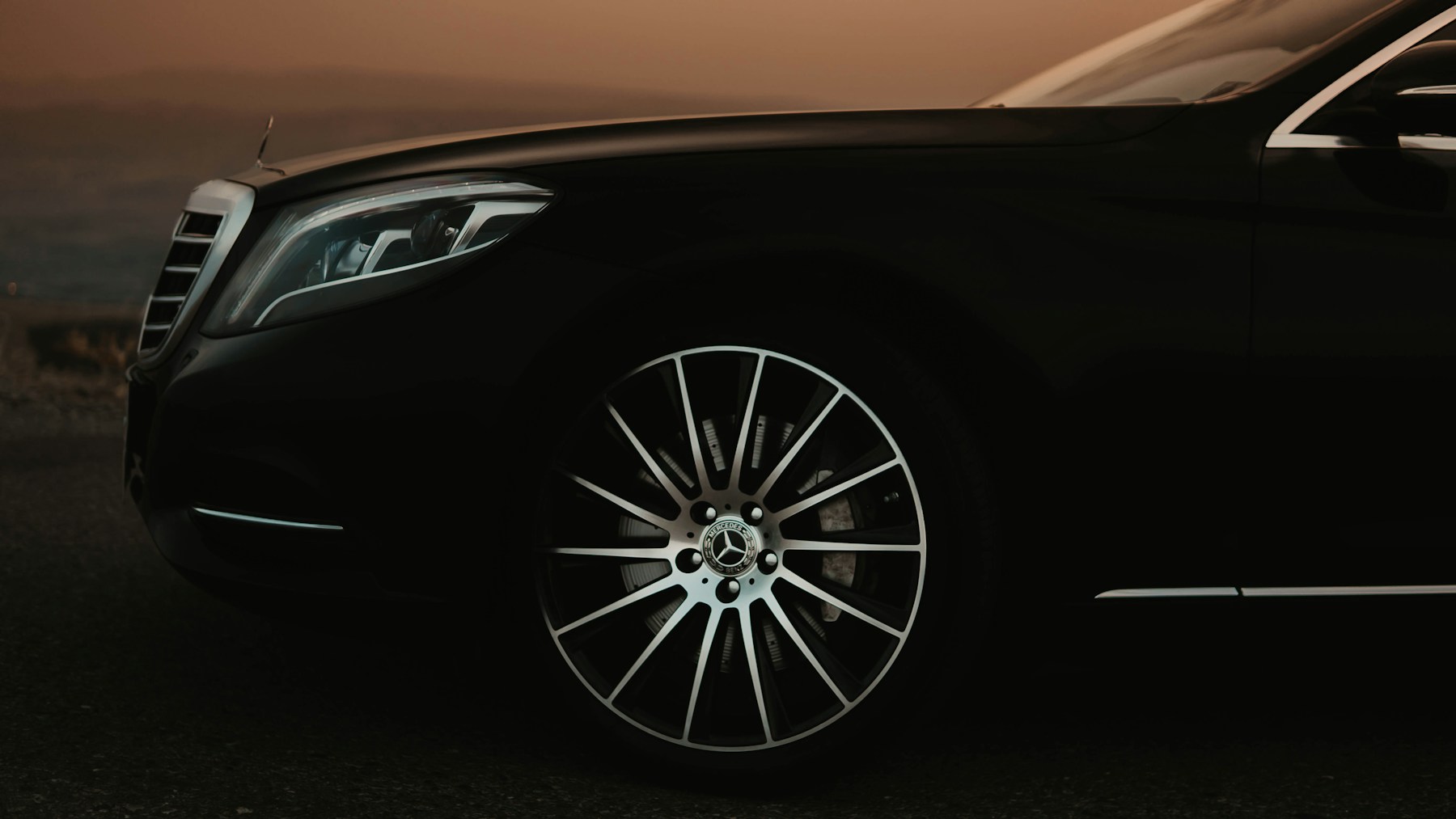 Véhicule de prestige avec chauffeur privé coordonné par The Key à Genève